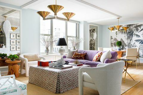 vijolični kavč, dnevna soba, svetlo modro pobarvane stene, beli stoli za kavč, viseči obeski iz zlata