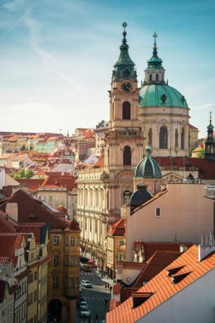 oranžne strehe starega mesta Prage in mestnega trga s turisti, ki se vidijo od zgoraj, Češka republika