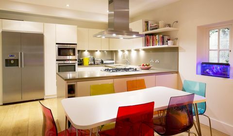 Moderna kuhinja, vključno z barvnimi stoli za jedilno mizo
