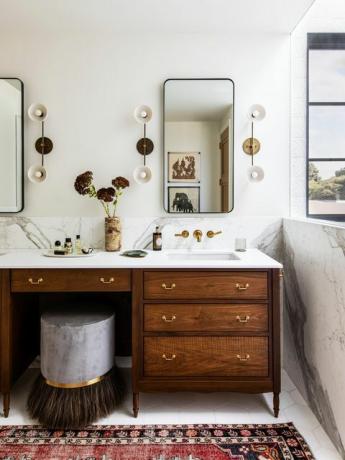 kopalnica z marmornimi in zlatimi elementi