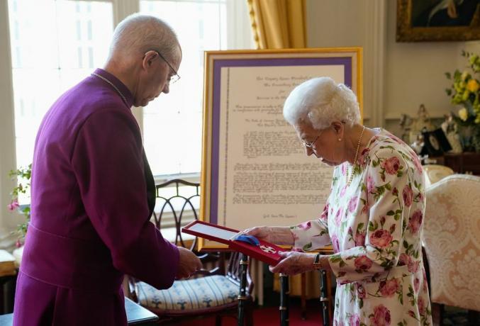 Windsor, Anglija 21. junij kraljica elizabeth ii sprejme canterburyskega nadškofa Justina welbyja v gradu Windsor, kjer je predstavil s posebnim 'canterburyjskim križem' za njeno 'neomajno' služenje angleški cerkvi v sedemdesetih letih in priznanje za križ, ki je bil predstavljen kot uokvirjen kos kaligrafije 21. junija 2022 v Windsorju, Anglija, fotografija andrew matthews wpa poolgetty slike