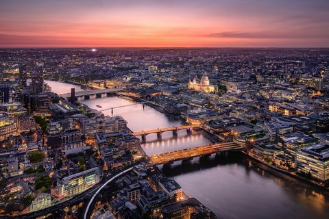 Zračni pogled na londonsko mestno pokrajino z reko Temzo v somraku