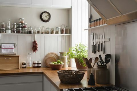 Lesena kuhinjska plošča - hrast. Glenholme, B&B v Kirkcudbrightu: Odprte police in trdne hrastove delovne površine v kuhinji z belimi lesenimi stenskimi ploščami