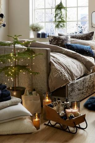 božična spalnica z božičnim drevescem in utripajočimi lučkami