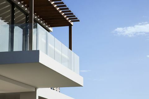 Stekleni balkon na moderno hišo