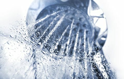 Tuširanje v kadi: prha s tekočo vodo proti steklu