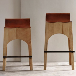 Usnjeni in leseni stolčki
