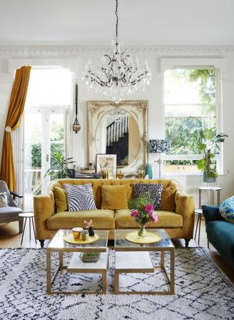 dnevna soba z rumenim žametnim kavčem eklektična shema, dnevna soba