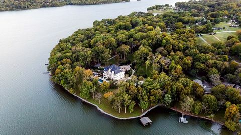 Mega dvorec Kelly Clarkson ob jezeru Tennessee je na prodaj za 7,95 milijona dolarjev