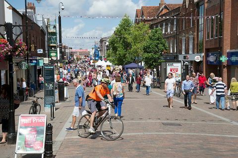 Zasedeno nakupovanje na visoki ulici Newbury Berkshire UK