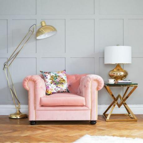 Sweetpea & Willow - rožnati kavč v kolekciji vintage rose berkley in roza svetilke iz kovinskega zlata