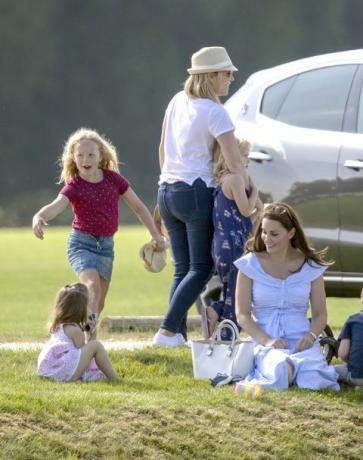 Princ George in princesa Charlotte Igrata se s Kate Middleton