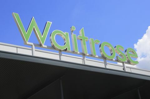 Znak trgovine Super Green Waitrose proti modrem nebu, Ipswich, Suffolk, Anglija