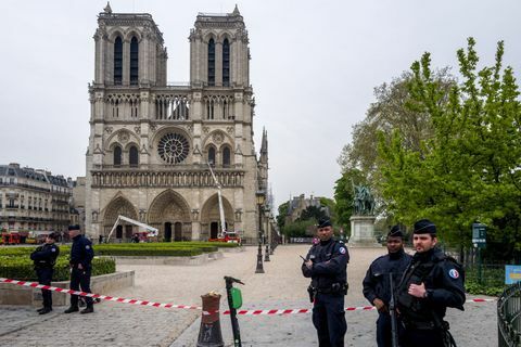 Pariz ocenjuje škodo zaradi Notre Dame Blaze