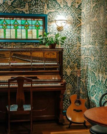 glasbena soba, zelene cvetlične tapete, klavir