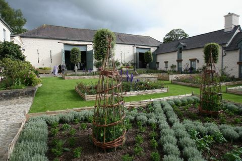 vrt pri ﻿llwynywermodu, valižanskem domu charlesa in camille