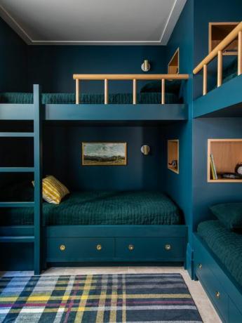 pograd z zeleno in modro posteljnino