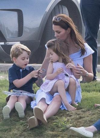 Princ George in princesa Charlotte Igrata se s Kate Middleton