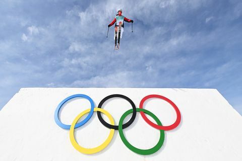 športnik izvede trik med treningom prostega smučanja big air