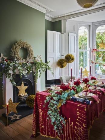 božični trend opremljanja mize rdeče in zlata, tradicionalno razkošje