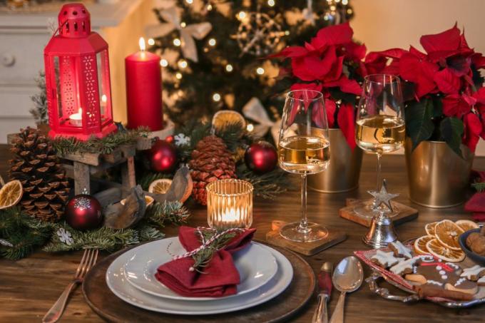 praznična božična miza z belim vinom