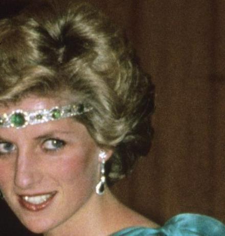 Melbourne, Avstralija 31. oktober Prince Charles, princ od Walesa in Diana, princesa od Walesa, oblečena v zeleno satenasto večerno obleko, ki sta jo oblikovala David in Elizabeth Emanuel in smaragdna ogrlica kot naglavni trak, udeležite se plesne večerje v hotelu Southern Cross 31. oktobra 1985 v Melbournu v Avstraliji, fotografija anwar Husseingetty slike