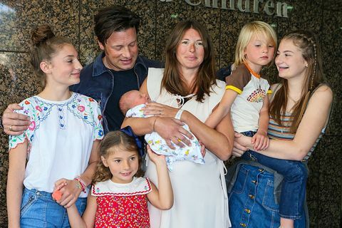 Jamie z ženo Jools in njunima petoma otrokom kmalu po rojstvu njunega sina Riverja Rocketta