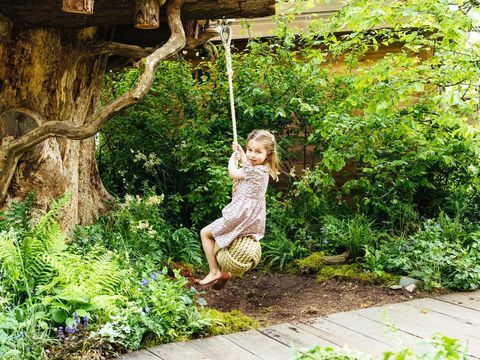 George, Louis, Charlotte pomagala Kate Middelton Design Chelsea Flower Show Garden