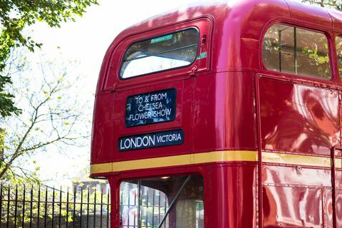 Red London Bus vozi ljudi na razstavo cvetov Chelsea v Londonu v Veliki Britaniji
