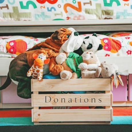 škatla za donacije z otroškimi igračami
