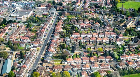 Zračni pogled londonskega primestnega stanovanja